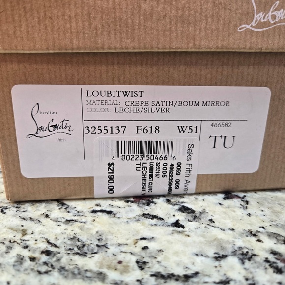 NEW Christian Louboutin Loubitwist Leche Nude Clutch with Silver Chain - Picture 8 of 8